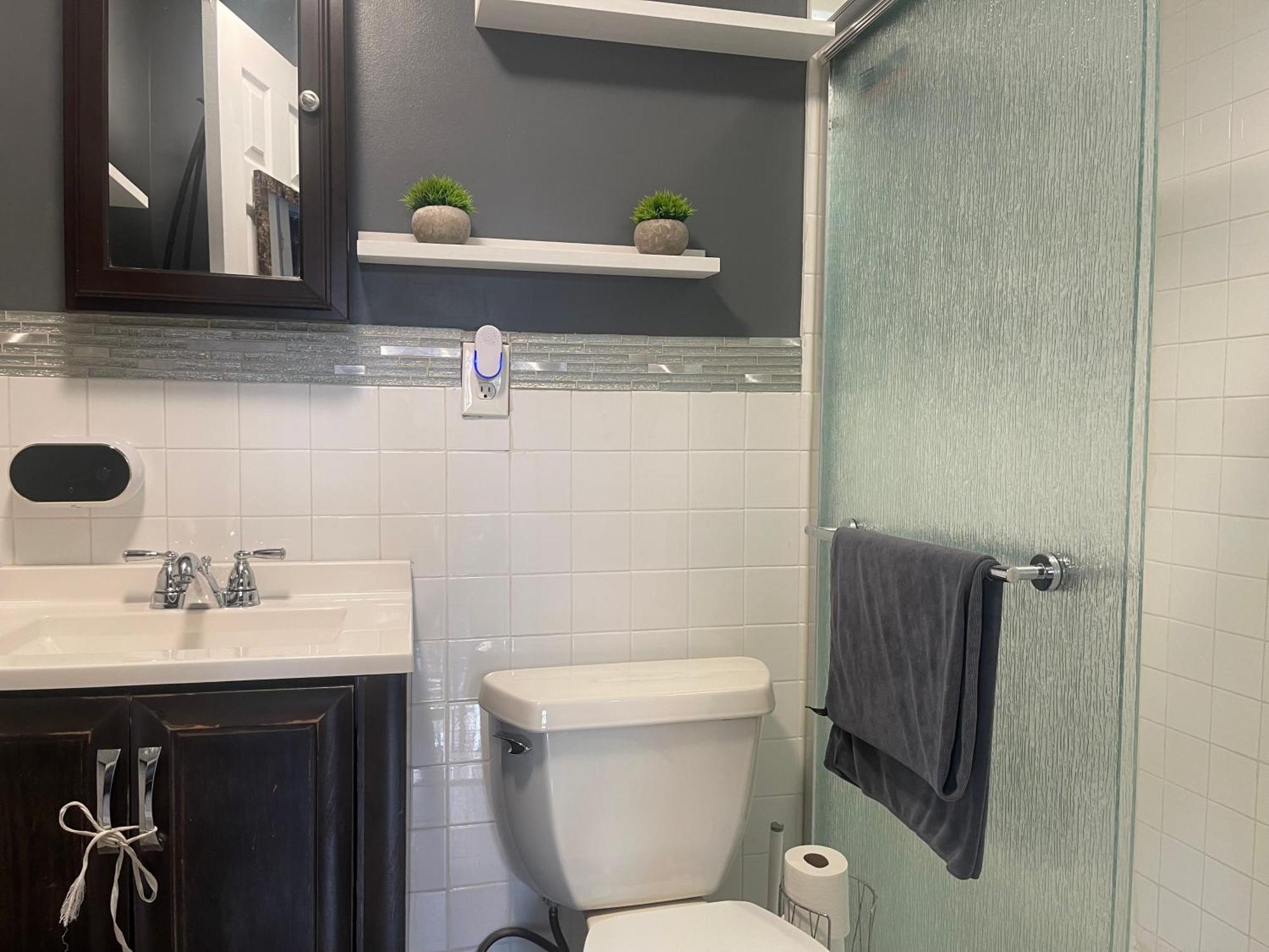 Summer Getaway In Brooklyn Private Room, Bath, Kitchen & Backyard